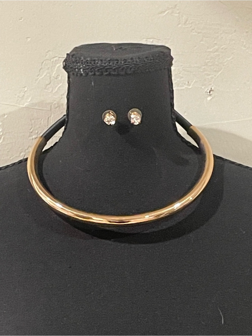 Gold Collar Choker Necklace with Stud Earrings.
